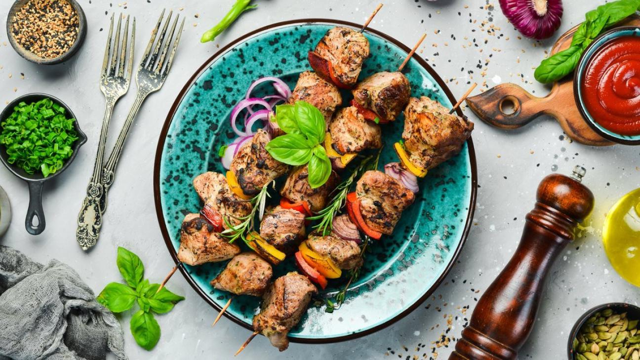 Συνταγή: Φτιάχνουμε τα πιο τρυφερά χοιρινά σουβλάκια με εύκολη μαρινάδα