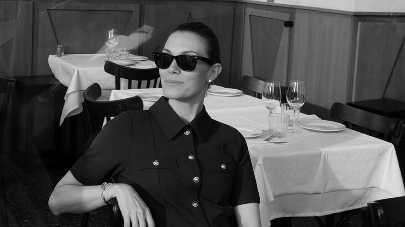 Σαν Γαλλίδα η Βίκυ Καγιά με μίνι shirt dress και loafers -Το ιδανικό spring combo