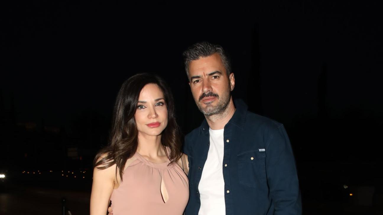 Η Κατερίνα Γερονικολού με αέρινη dusty pink παντελόνα σε βραδινή έξοδο με τον Γιάννη Τσιμιτσέλη