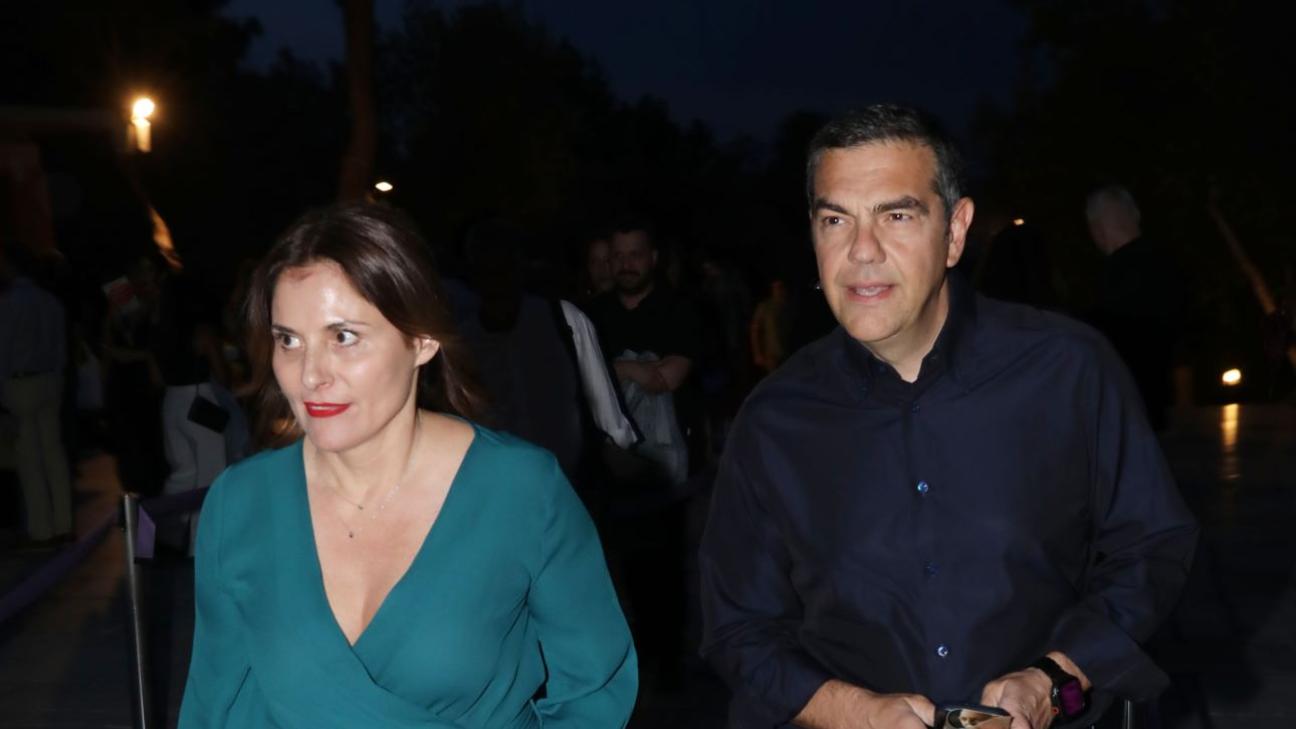 Ο Αλέξης Τσίπρας και η Μπέττυ Μπαζιάνα σε βραδινή έξοδο -Παρακουλούθησαν τη «Λυσιστράτη» στο Ηρώδειο