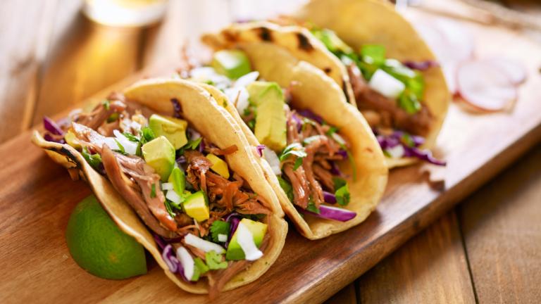 3 tacos πάνω σε ξύλο 