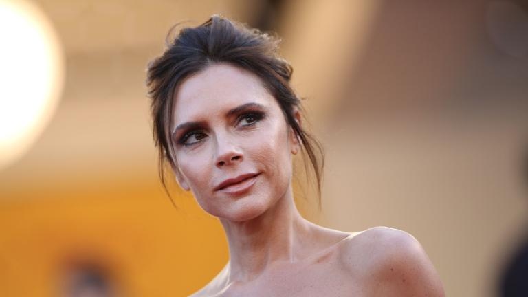 Η Βικτόρια Μπέκαμ με strapless φόρεμα και μαζεμένα μαλλιά