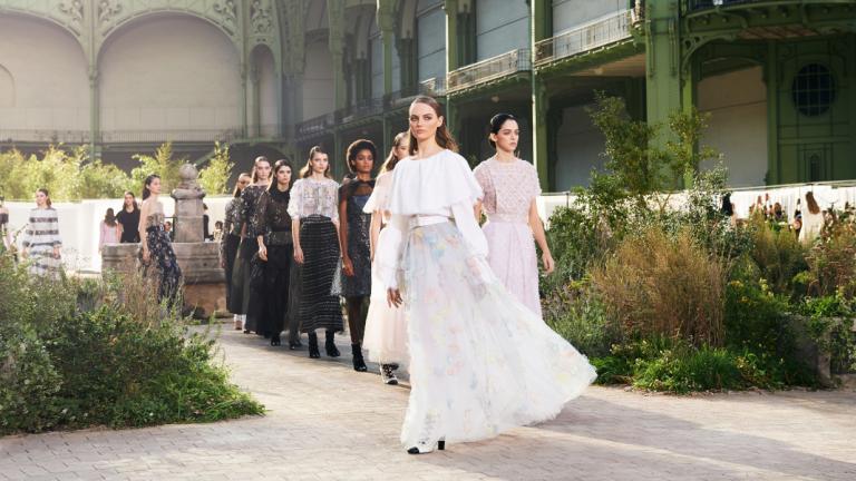 μοντέλα περπατούν στο σόου Haute Couture 2020 της Chanel στο Παρίσι