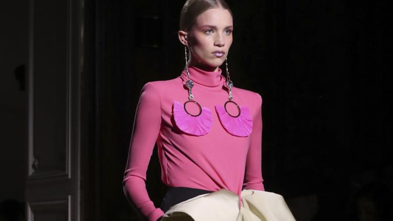 μοντέλο περπατά στο σόου Haute Couture 2020 του οίκου Valentino 