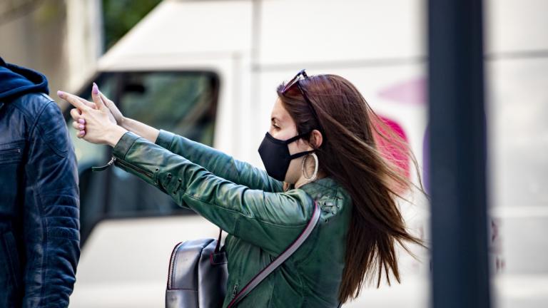 Γυναίκα με μάσκα κορωνοϊού