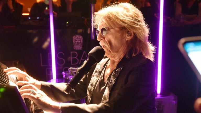 O Kριστόφ παίζει πιάνο