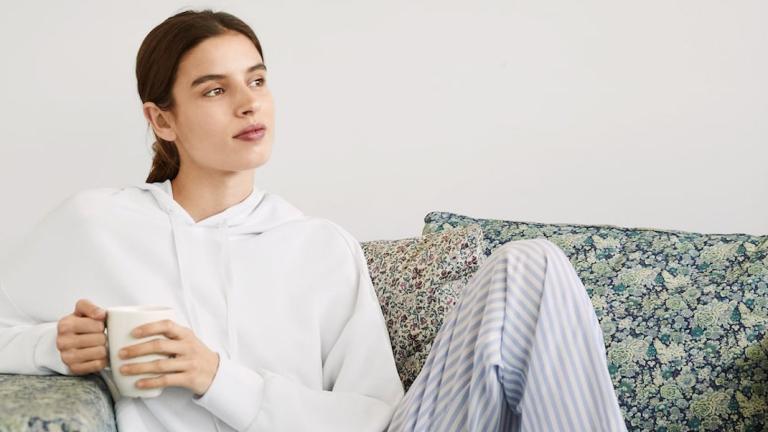 μοντέλο με homewear από τη συλλογή των Oysho
