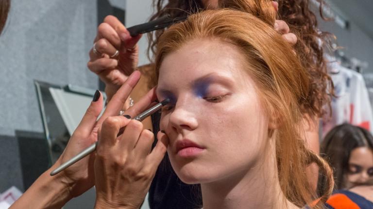Η μπλε σκιά συνδυάζεται άψογα με eyeliner