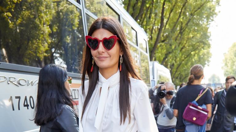 η Giovanna Battaglia με λευκό πουκάμισο