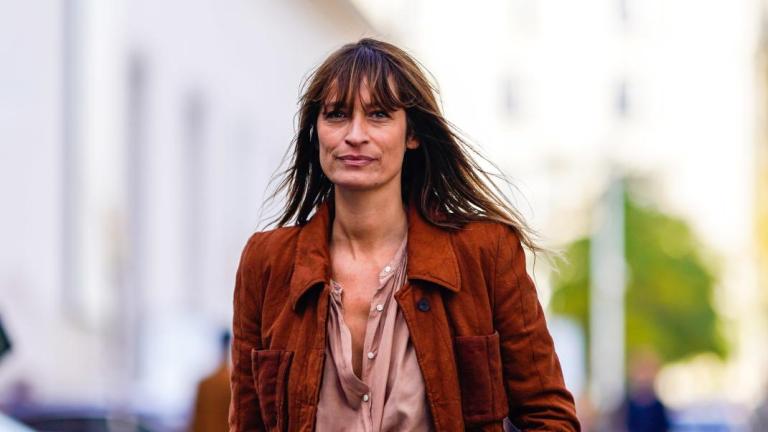 H Caroline de Maigret στους δρόμους της πόλης 