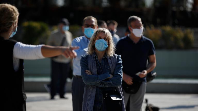 Γυναίκα με μάσκα στο δρόμο 
