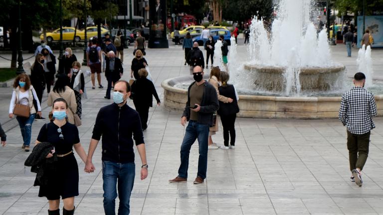 Πολίτες με μάσκες στο Σύνταγμα