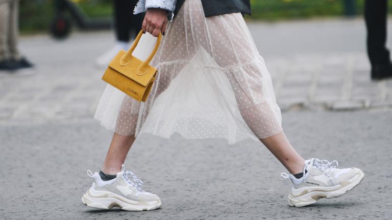 γυναίκα με sneakers