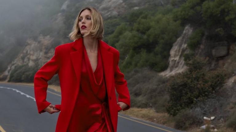 γυναίκα με κόκκινο φόρεμα Zara