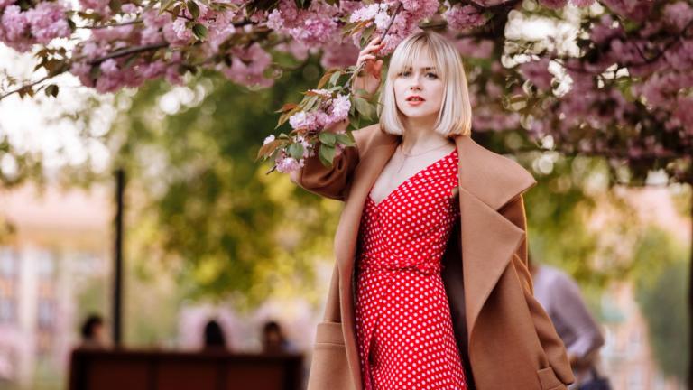 Γυναίκα με κόκκινο φόρεμα