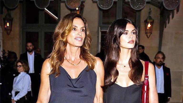 Η matchy-matchy εμφάνιση της Σίντι Κρόφορντ με την κόρη της στο Παρίσι