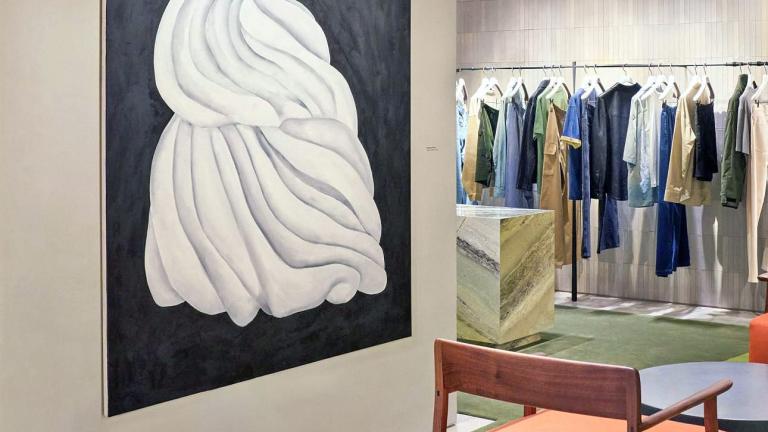 Το νέο κατάστημα της Loewe στεγάζεται σε έναν χώρο που μοιάζει με σπίτι συλλέκτη γεμάτο Τέχνη