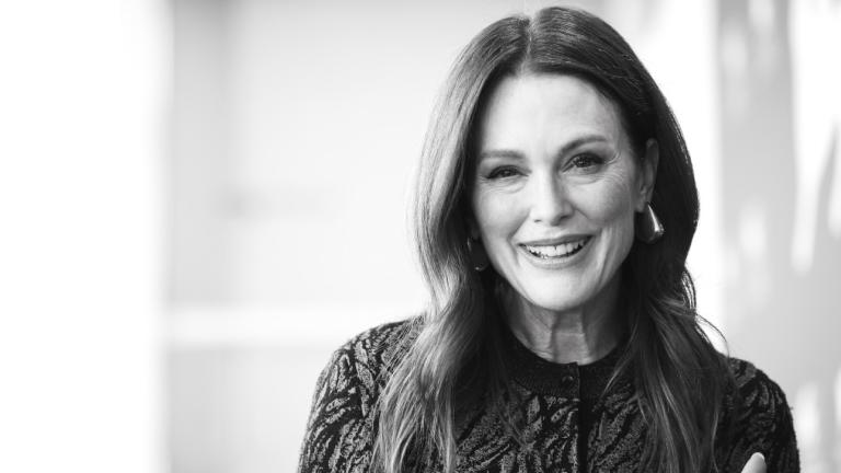 Η Τζούλιαν Μουρ με το πιο glam φόρεμα για το φθινόπωρο