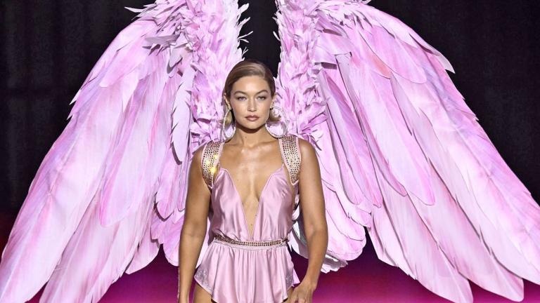 Το show της Victoria’s Secret επέστρεψε -Θρυλικά supermodels, σέξι εσώρουχα και προσπάθεια για περισσότερο inclusivity