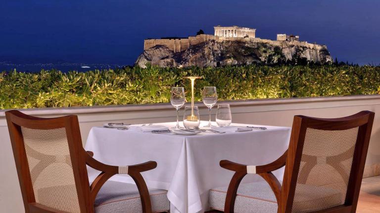 Το «Bar 8» στο Roof Garden του ξενοδοχείου «Μεγάλη Βρεταννία»