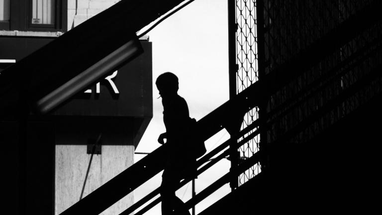 γυναίκα κατεβαίνει τις σκάλες