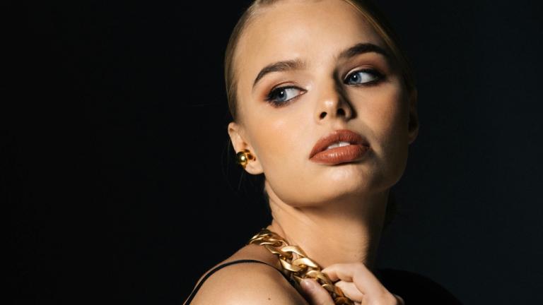 Nude makeup look