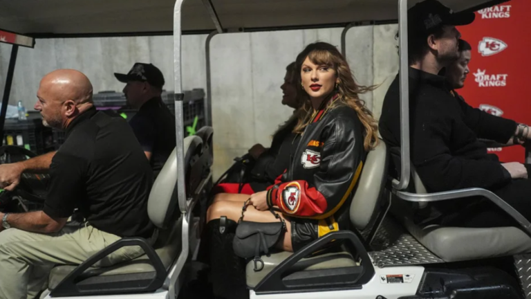 Η Τέιλορ Σουίφτ με το jacket των Kansas City Chiefs /Φωτογραφία: AP Photo