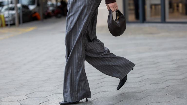 Γυναίκα με wide leg παντελόνι με ρίγες