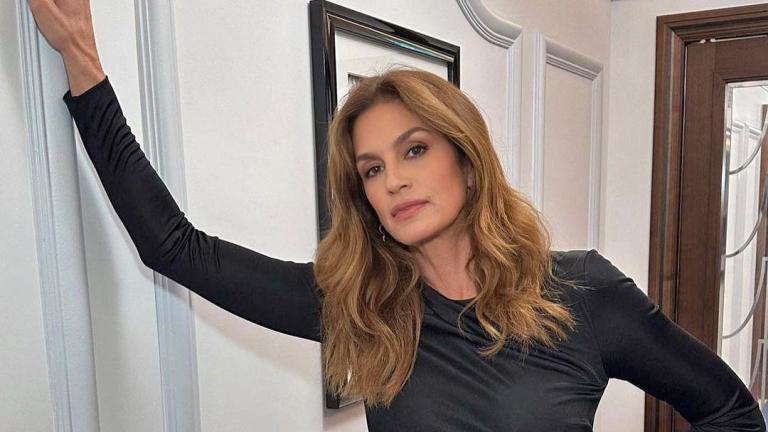 Πώς η Cindy Crawford παραμένει βασίλισσα της πασαρέλας στα 58 της χρόνια