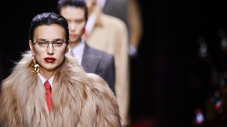 Το κόκκινο των χειλιών της Irina Shayk ταιριάζει σε όλες - Βρήκαμε 5 ίδιες επιλογές