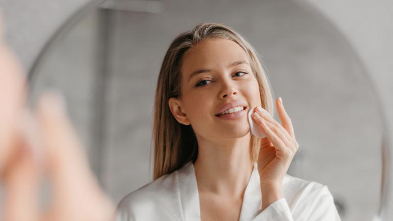 Balm, λάδι ή νερό micellar: Μάθετε ποιο καθαριστικό ταιριάζει στην επιδερμίδα σας