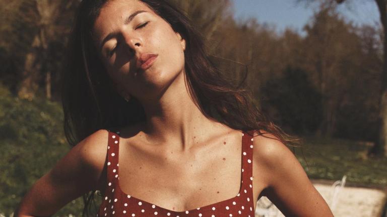 Αυτό είναι το Zara φόρεμα που όλες οι κομψές γυναίκες έχουν ήδη στην πασχαλινή τους βαλίτσα