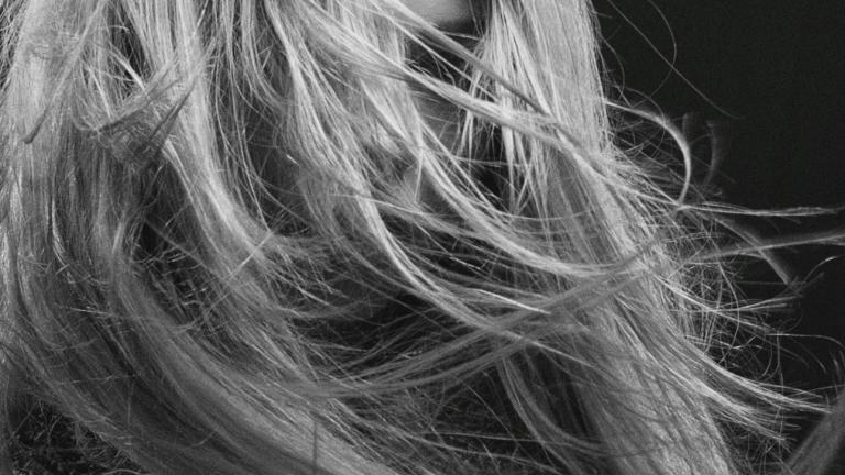 3+1 tips για να αντιμετωπίσετε το φριζάρισμα των μαλλιών 