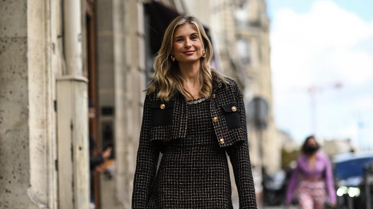 γυναίκα με φόρεμα