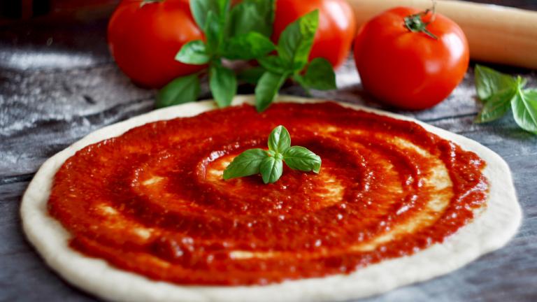 Συνταγή για νηστίσιμη πίτσα με βασιλικό και σάλτσα ντομάτας