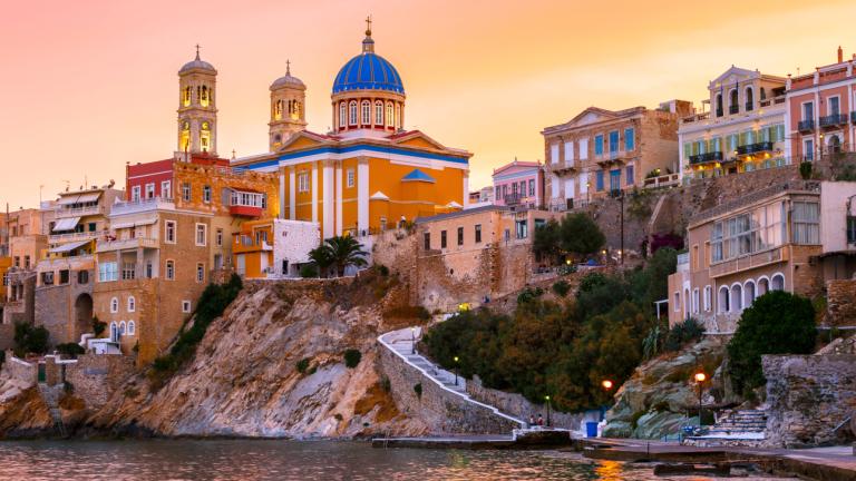 Πάσχα στη Σύρο: Η αρχόντισσα των Κυκλάδων μας καλεί να γιορτάσουμε την Ανάσταση αλλιώς 