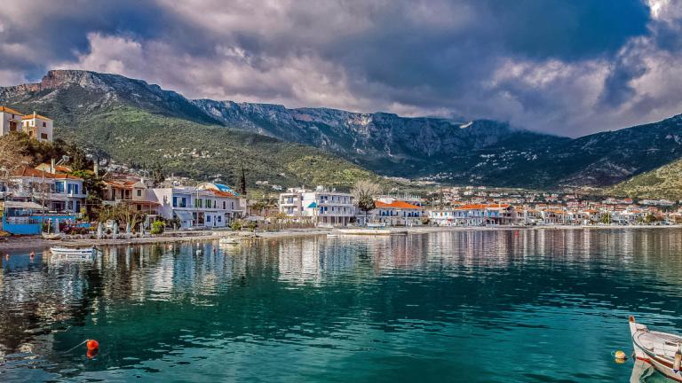 ΕΤΟΙΜΟ Πάσχα στον Τυρό: Η περιφορά των Επιταφίων με τη συνοδεία των καϊκιών και το κάψιμο του Ιούδα το Μ. Σάββατο - 2,5 ώρες από την Αθήνα