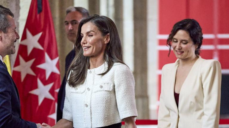 Η βασίλισσα Λετίθια φορέσε το βασικό κομμάτι της άνοιξης με κομψότητα και αέρα διακριτικής πολυτέλειας