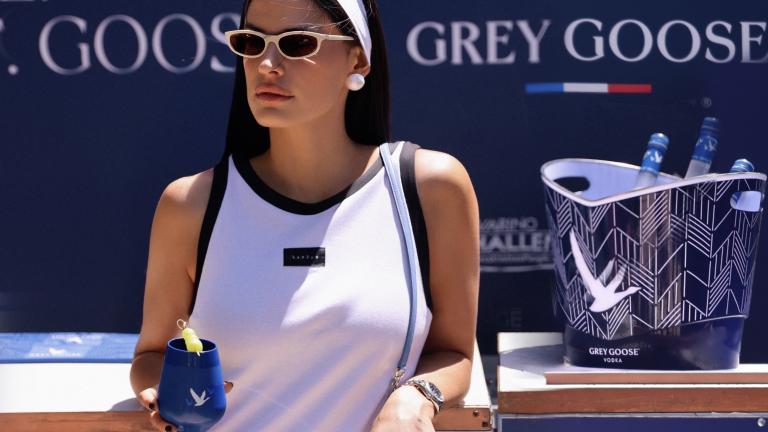 Χριστίνα Μπόμπα απολαμβάνοντας το Top Spin, ένα cocktail με Grey Goose 