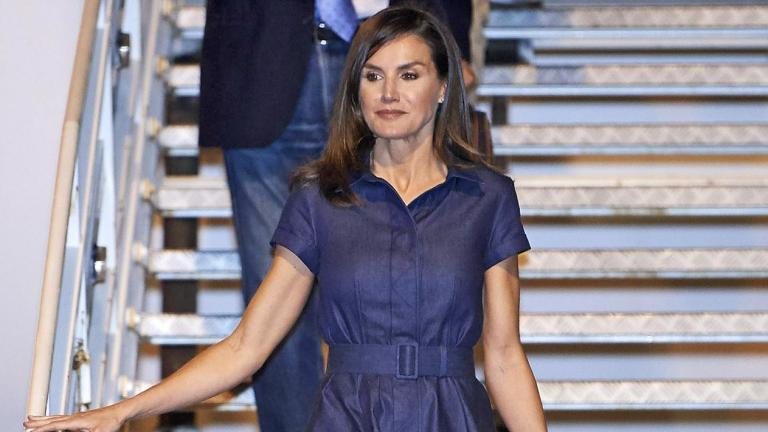 Η Λετίθια το φόρεσε πρώτη: Το denim φόρεμα που μόλις ήρθε στα Zara και είναι must για το γραφείο