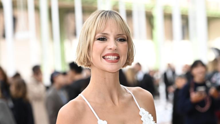 Angèle: Από την σκηνή των Ολυμπιακών Αγώνων στο άρωμα Chance Eau Splendide της Chanel 