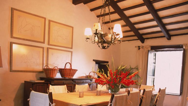 Γιατί η γενιά Z – και οι interior designers – μισούν τα φωτιστικά οροφής (και τι να χρησιμοποιήσετε αντί γι’ αυτά)