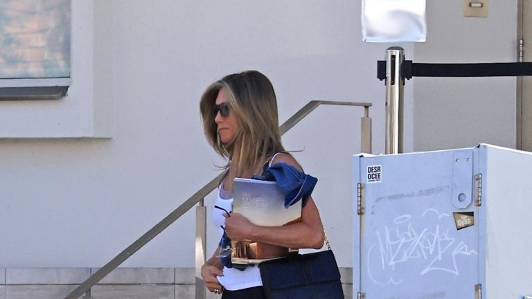 Η Τζένιφερ Άνιστον μες σαγιονάρες των 35 ευρώ