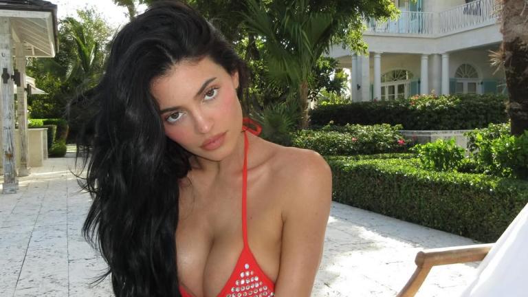 H Κάιλι Τζένερ με vintage Chanel μπικίνι/Φωτογραφία: Instagram/kyliejenner
