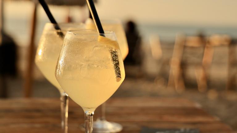 Limoncello spritz: Η πανεύκολη συνταγή για το κοκτέιλ που μας ταξιδεύει στο ειδυλλιακό Αμάλφι