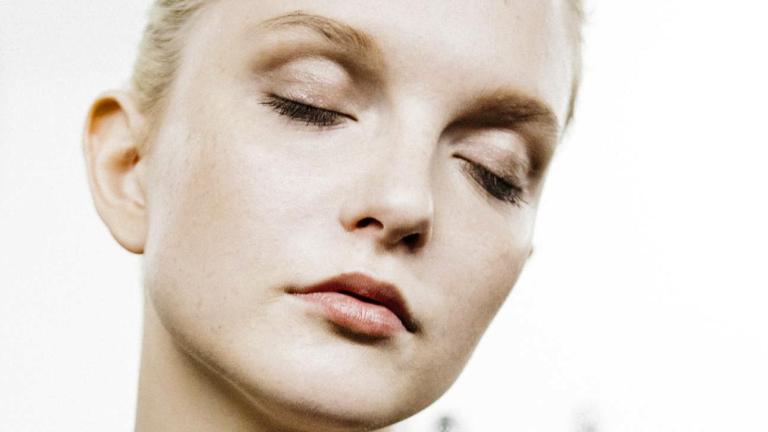 Τα καλύτερα nude lip balms, ιδανικά για το καλοκαίρι του 2025