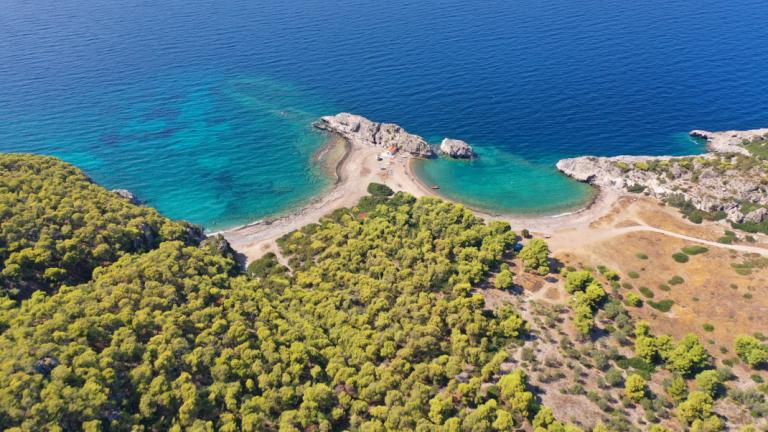 Αυτός είναι ο μυστικός παράδεισος 1,5 ώρα από την Αθήνα -Για πρώτη βουτιά και βόλτα σε φάρο-όνειρο