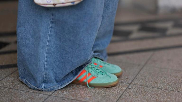στιλάτη γυναίκα με sneakers