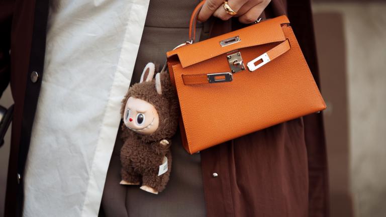 Bag Charm trend: Η νέα τάση που σε καλεί να εκφραστείς μέσα από την luxury τσάντα σου
