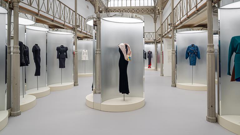 Azzedine Alaïa - Thierry Mugler: Δύο άσπονδοι καλλιτέχνες της μόδας «συμφιλιώνονται» σε μια αφιερωματική έκθεση στο Παρίσι